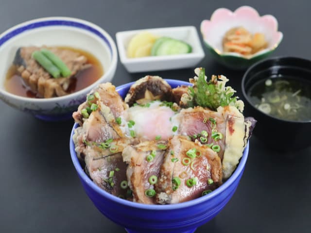 レアかつお天丼